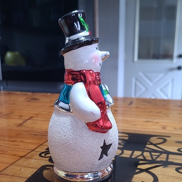 Festive Snowman Holiday Decor with Red and Green Accents - Picture 4 of 6